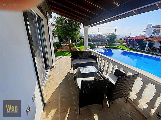 Satılık ALAÇATI'DA HAVUZLU SİTEDE BAKIMLI KDV AVANTAJLI 3+1 VİLLA